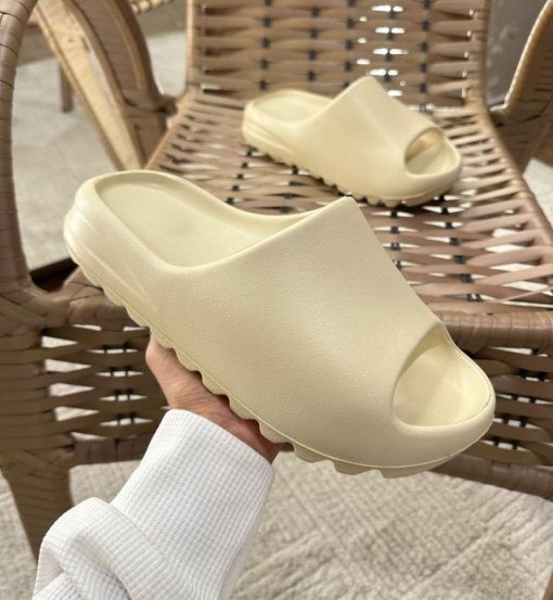 chinelo slide yeezy bege